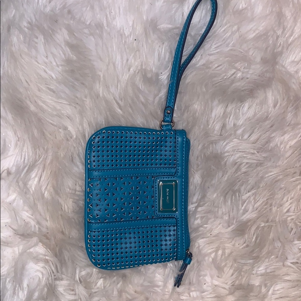 Clutch/wristlet